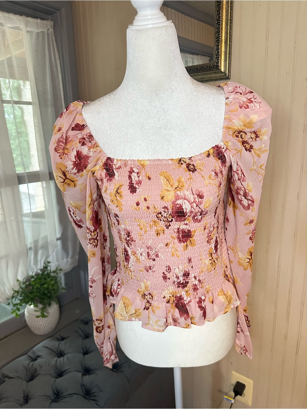 Express Women’s Pink Floral Smocked Peplum Blouse Puff Sleeve Top Size Medium